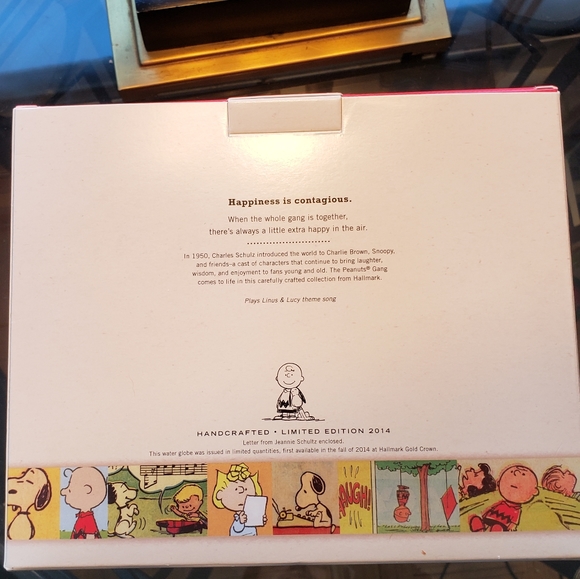 Waterglobe by Hallmark Peanuts- Happiness is contagious 2014 limited edition - Picture 5 of 7